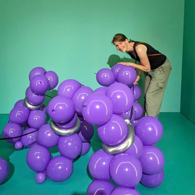Ina mit Luftballons